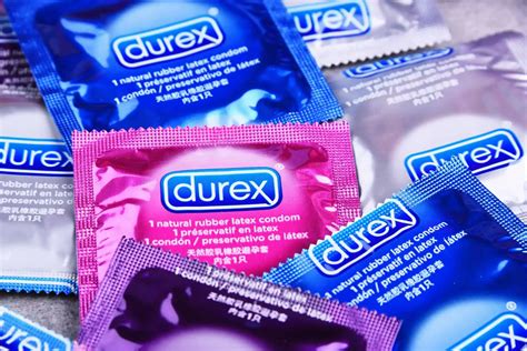 Fafanje brez kondoma Spolna masaža Yengema